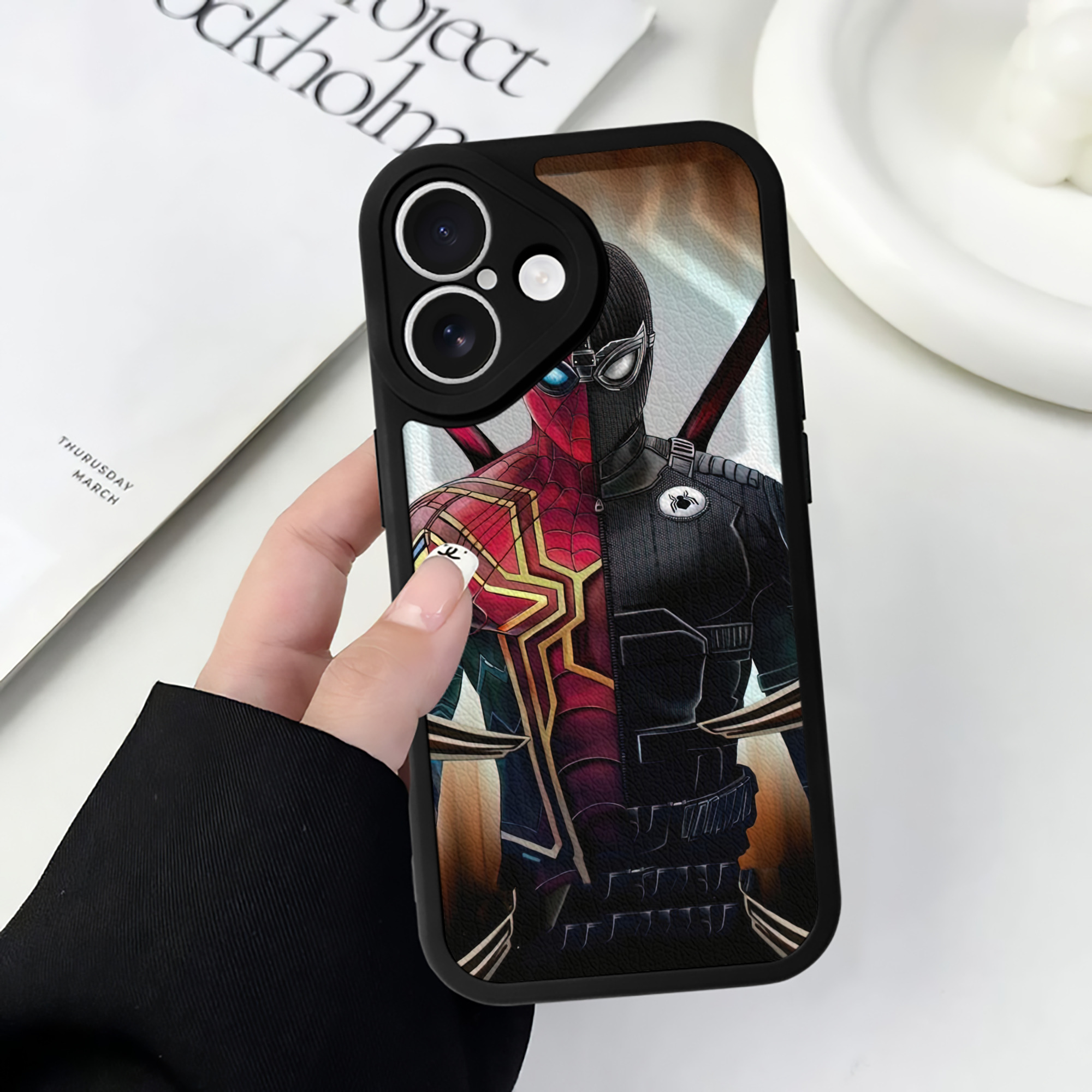 Spider Man スパイダーマン 【iPhone 16シリーズ対応】シリコンスマホケース（レザー調） 材質：シリコン